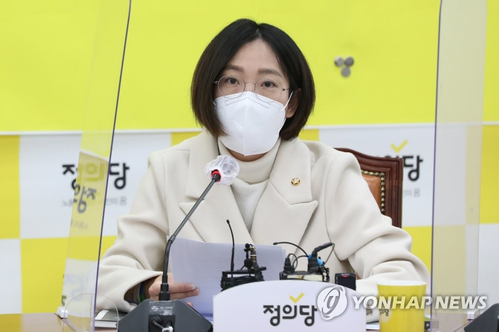 정의당 장혜영 의원이 16일 오전 국회에서 열린 의원총회에서 발언하고 있다.