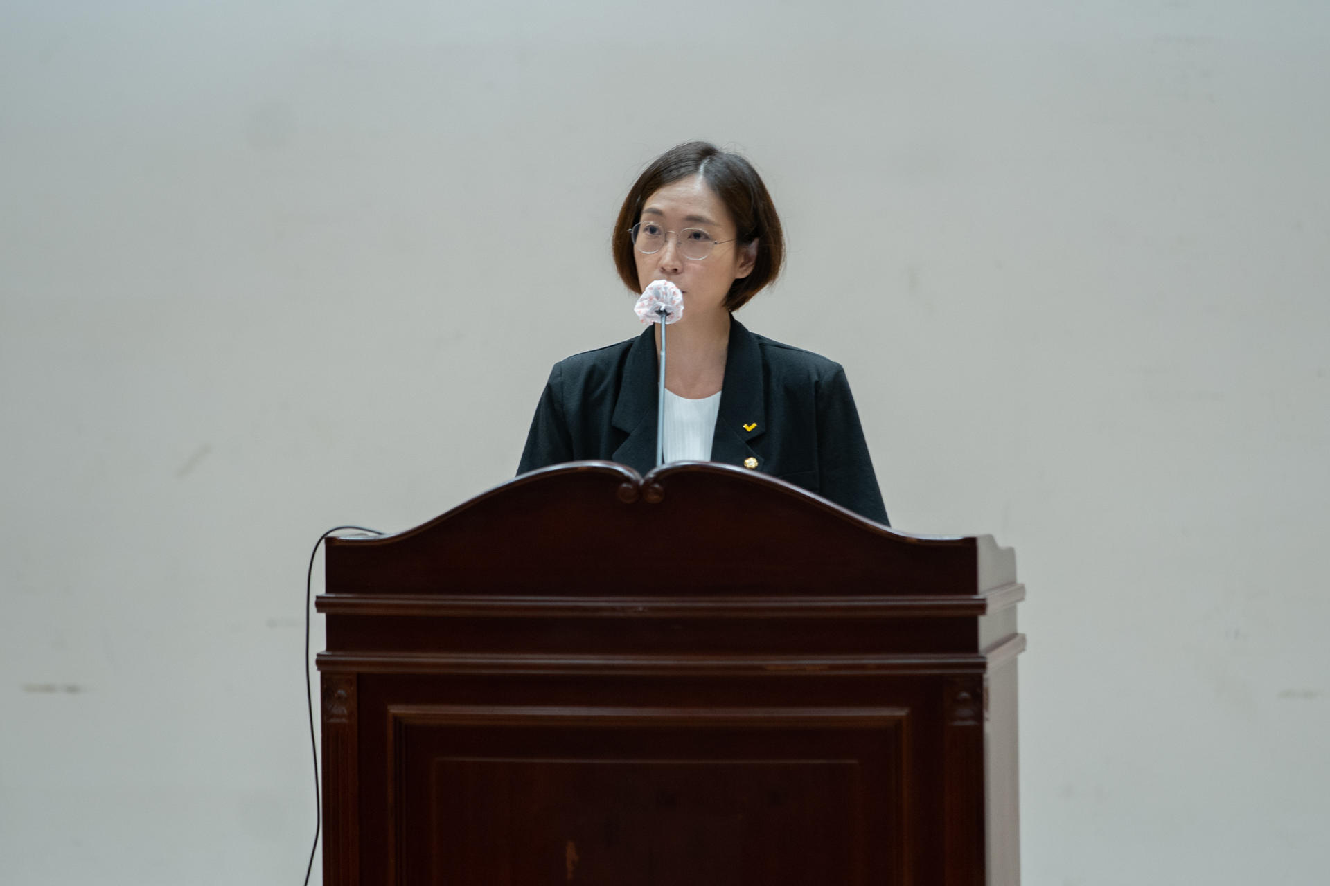 포괄적 차별금지법 제정을 위한 국회 토론회에서 환영사를 하고 있는 장혜영 의원 사진입니다.