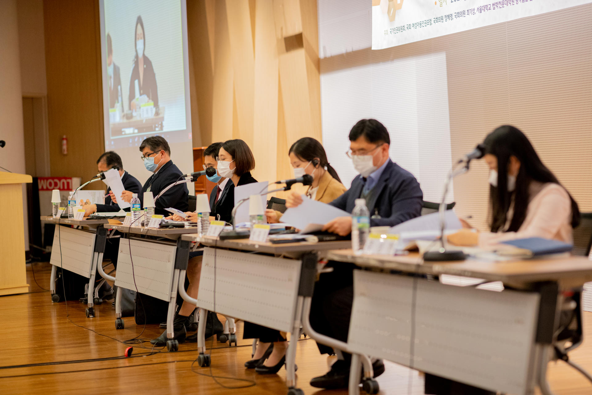 자유박탈아동에 대한 국제연구와 한국의 자유박탈아동 이라는 제목으로 진행하는 국제 심포지엄 현장 무대 사진 입니다. 장혜영 의원이 발언하고 있습니다.