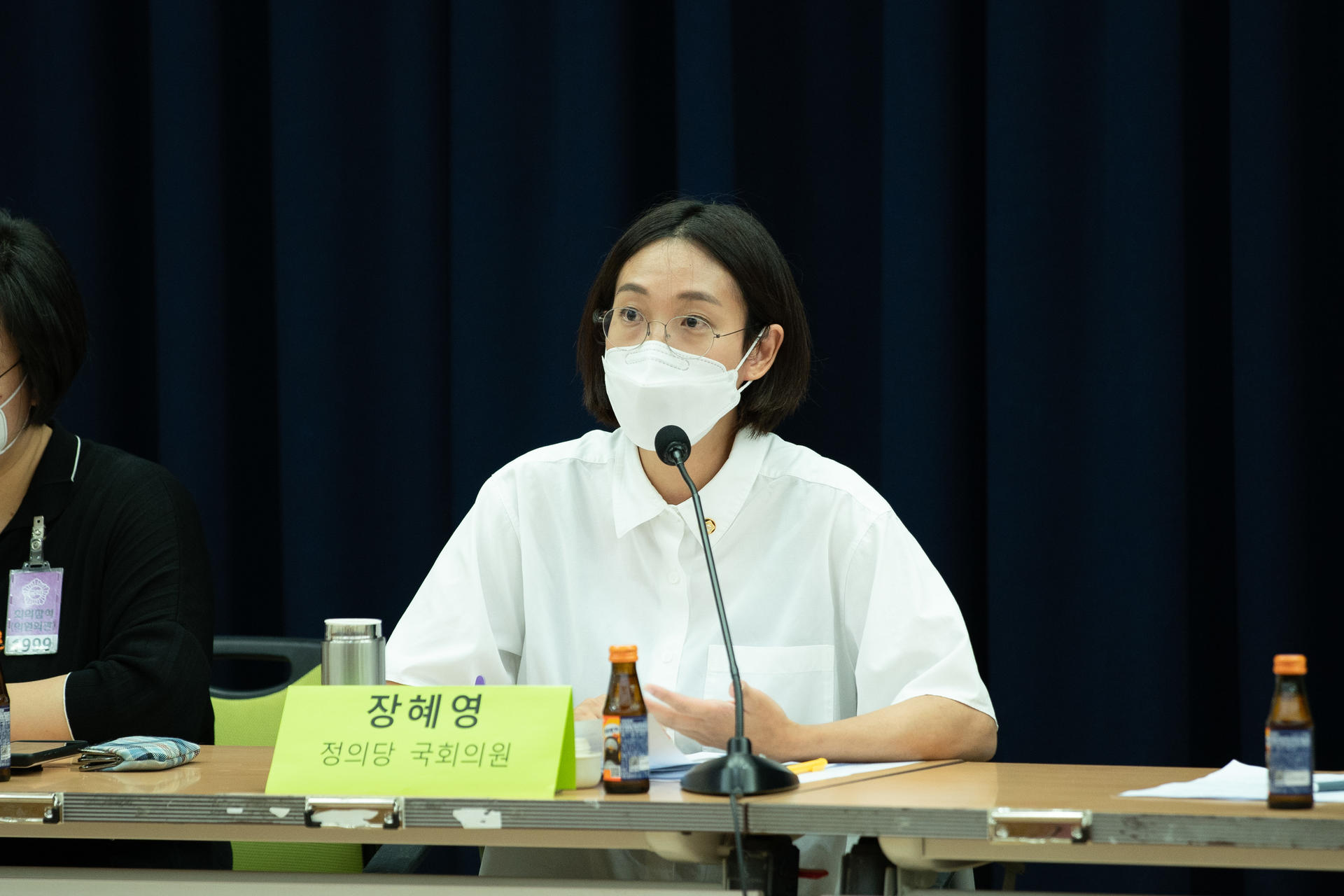 녹색당 혁신위원회에서 주최한 민주화 세대 이후의 정치 현장에서 토론하고 있는 장혜영 의원의 사진입니다.