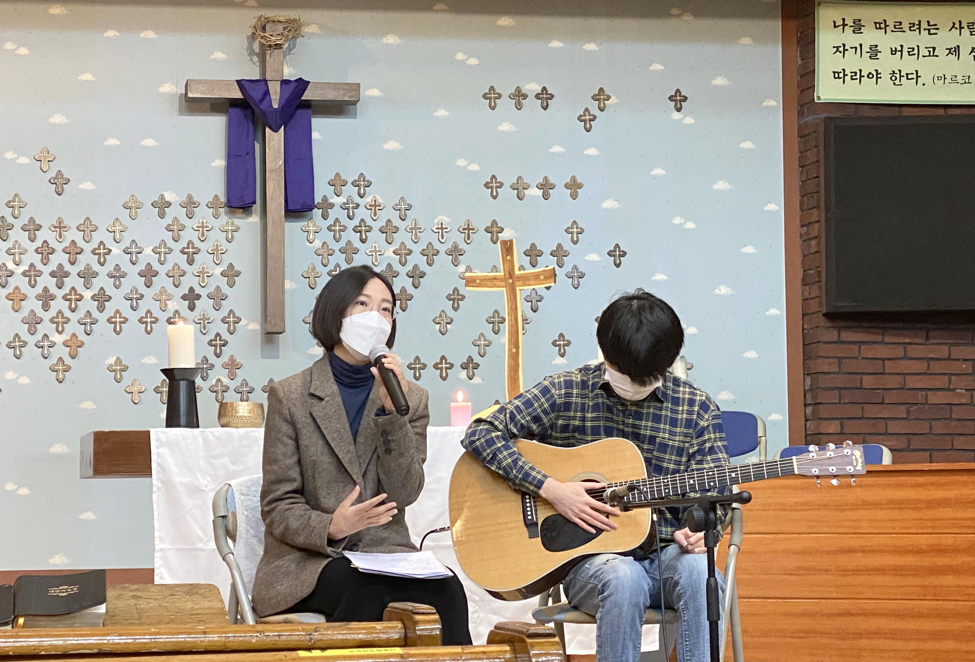 국제 트랜스젠더 가시화의 날을 맞아 향린교회에서 주관예배 특송을 하고 있는 장혜영 의원의 모습