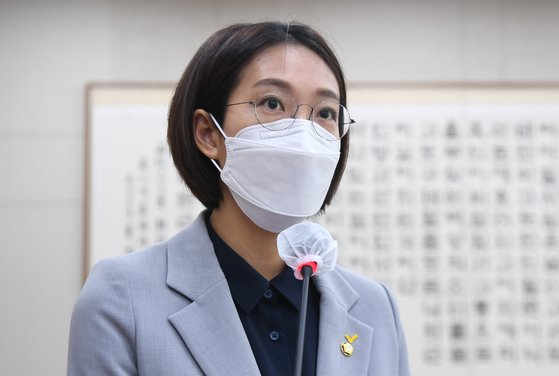 장혜영 의원이 국회 상임위 회의장에서 마스크를 착용하고 발언하고 있는 모습