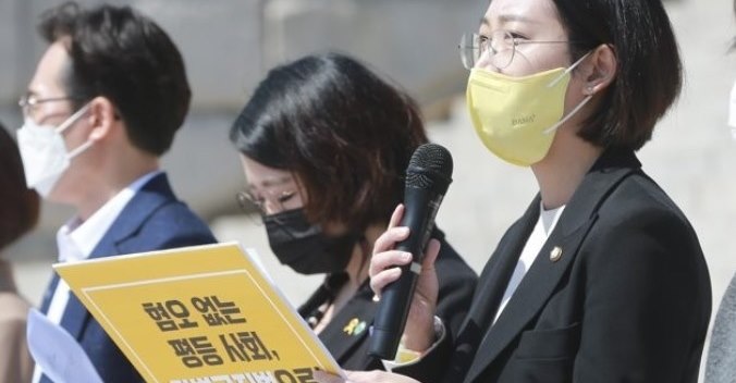 정의당 장혜영 의원이 지난 8일 오전 서울 여의도 국회 본관 앞 계단에서 열린 포괄적 차별금지법 연내 입법 촉구 기자회견에서 발언을 하고 있다