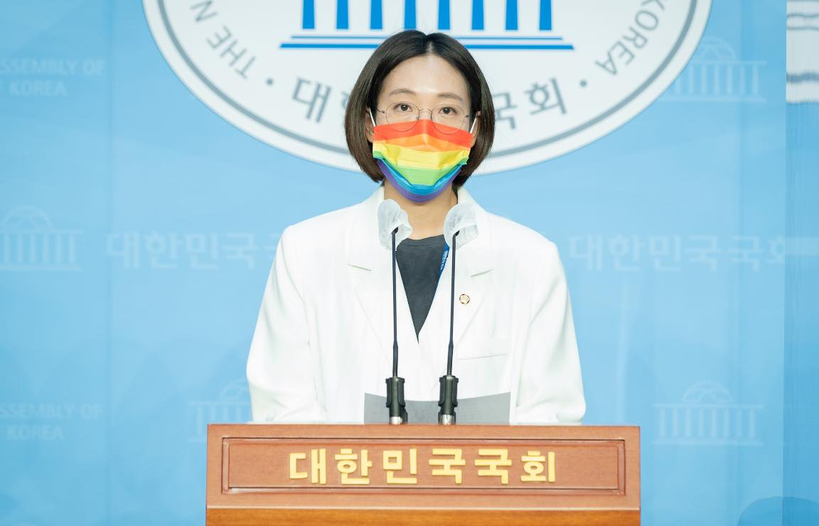 <사진> 무지개색으로 이루어진 마스크를 쓴 장혜영 의원이 국회 기자회견장에서 브리핑하고 있는 모습