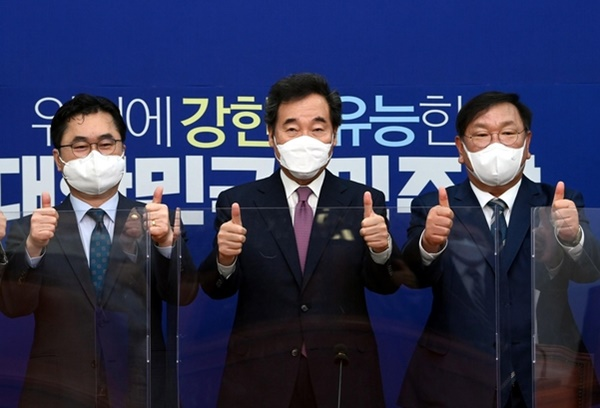 (왼쪽부터) 민주당 김종민 의원, 이낙연 대표, 김태년 원내대표가 양손 엄지손가락을 든 포즈를 취하고 있다.