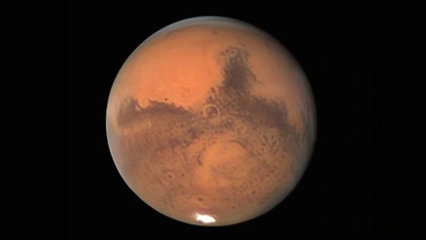 지난달 30일 영국의 천체사진작가인 대미언 피치가 촬영한 화성, 어둡게 보이는 것은 현무암 지대이고, 남극의 흰 점은 이산화탄소가 얼어붙은 곳이다./damianpeach.com