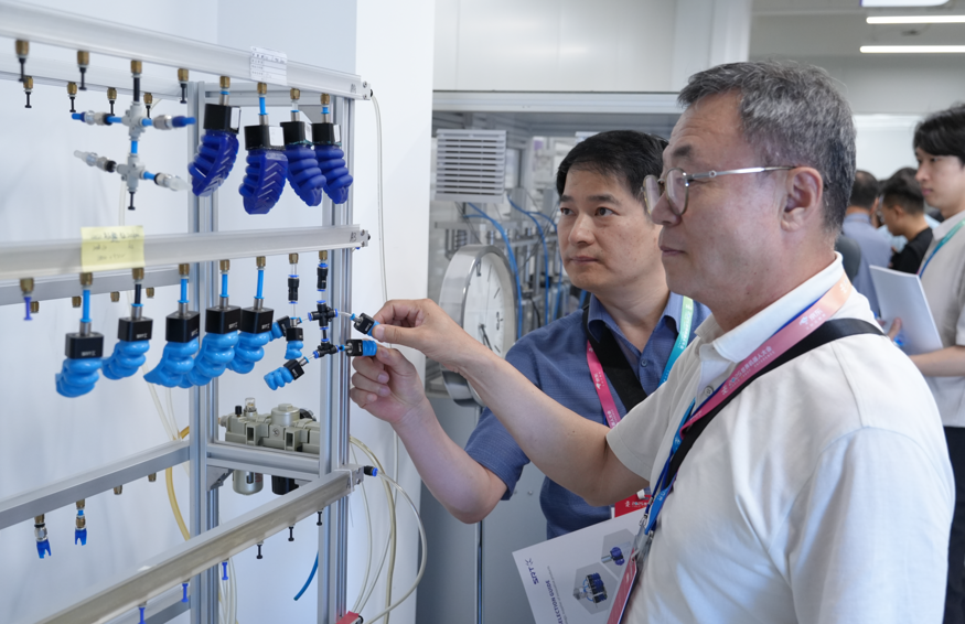 SRT 제품 연구소에 참가한 임직원 사진