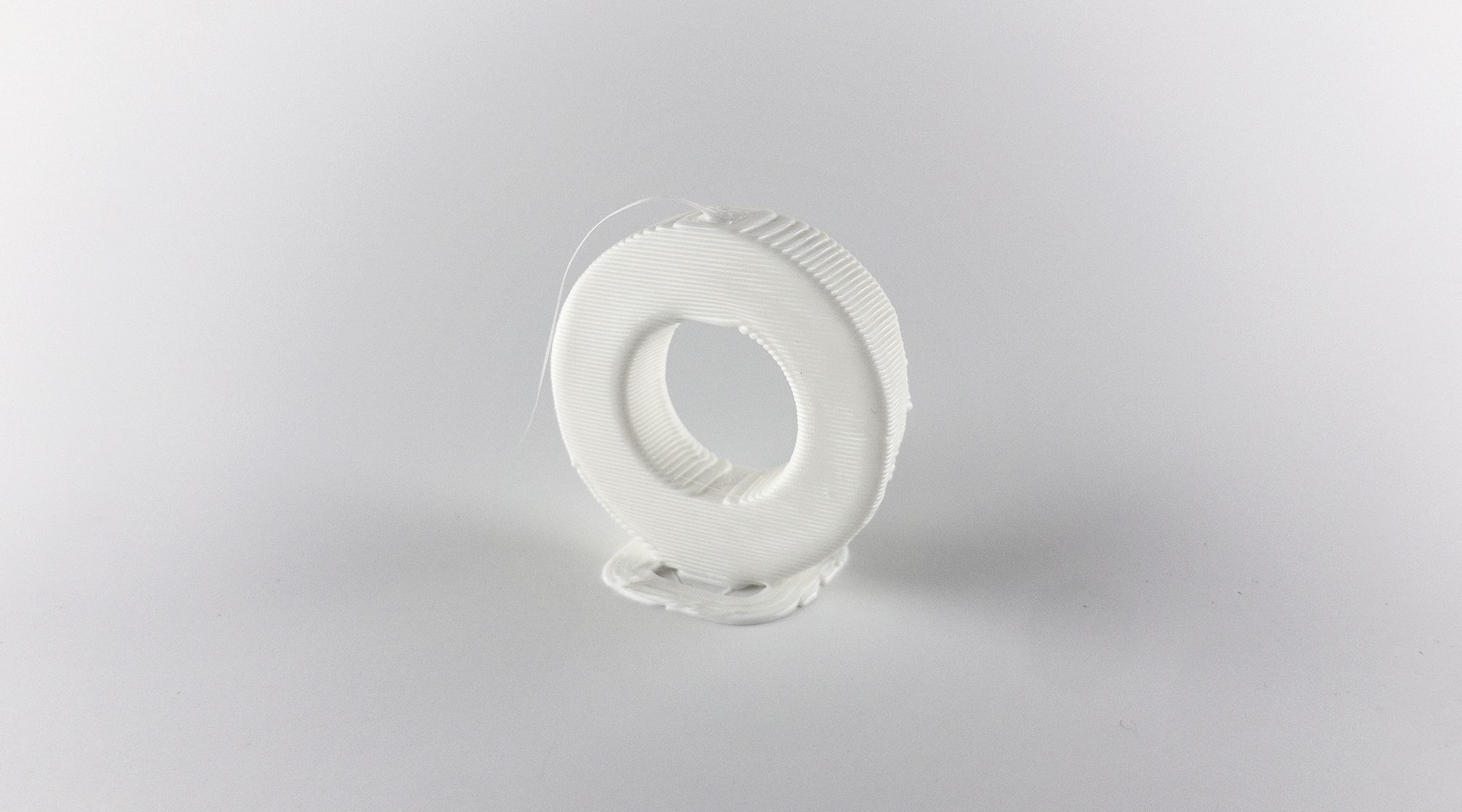 구멍 상단의 플랫 라인을 보여주는 3D 인쇄 'O'