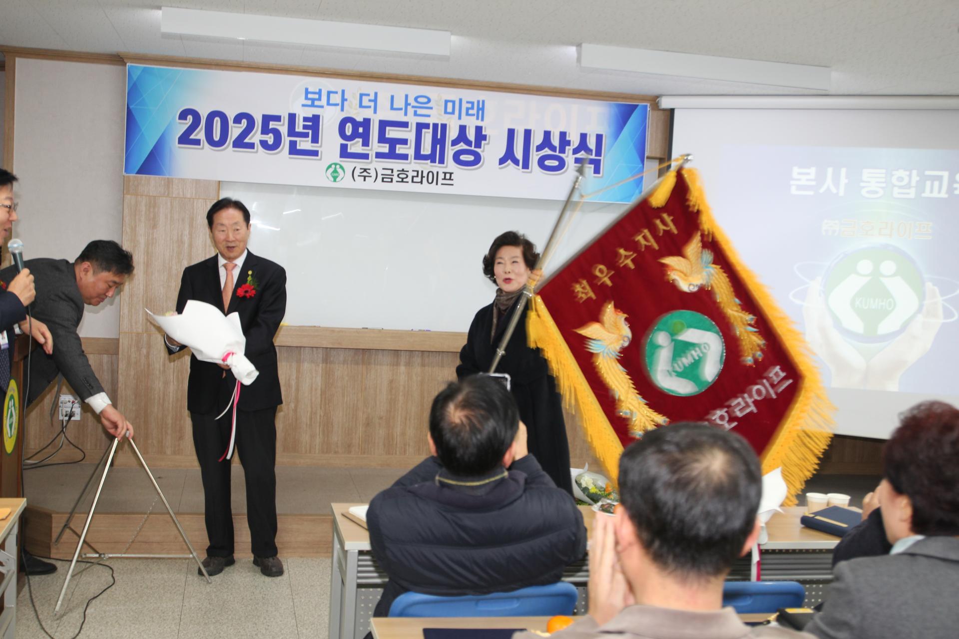 9c15a893955cf.jpg