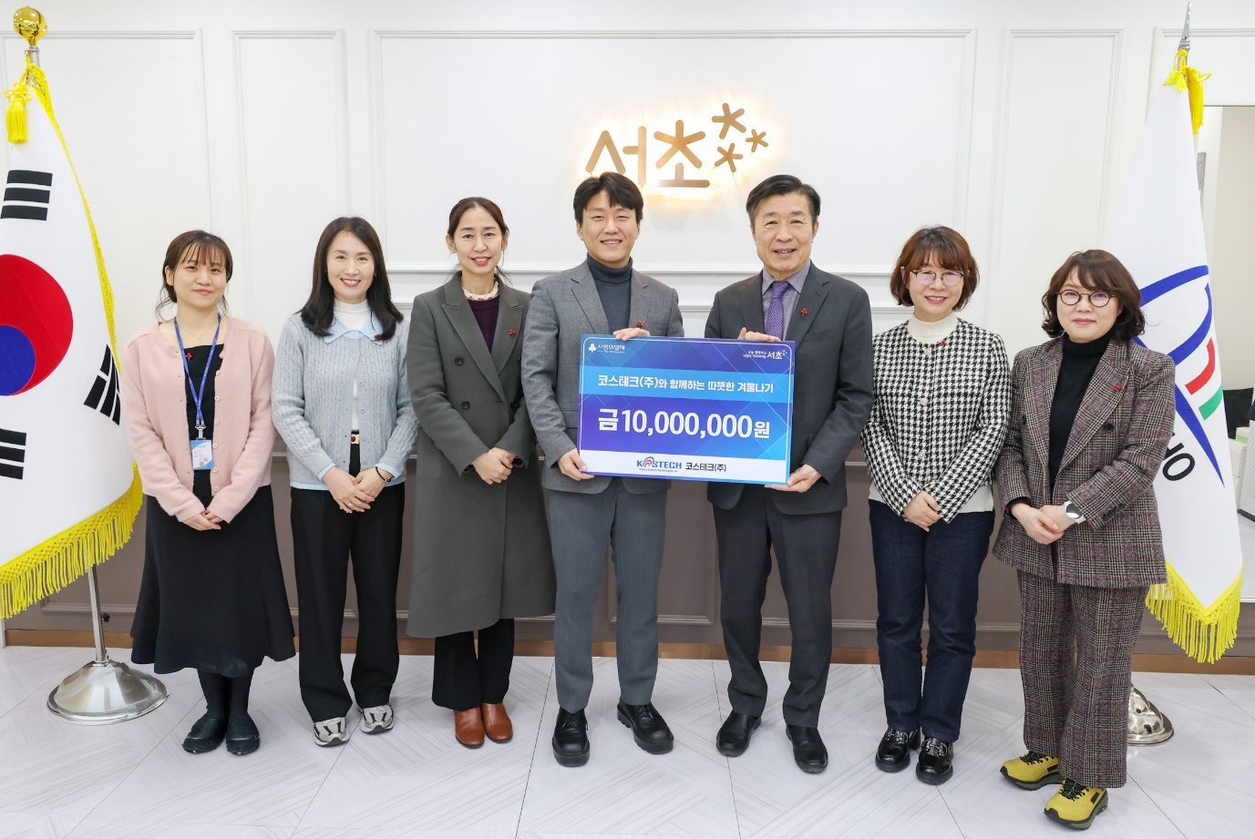 의류, 사람, 미소, 신발류이(가) 표시된 사진

AI 생성 콘텐츠는 정확하지 않을 수 있습니다.