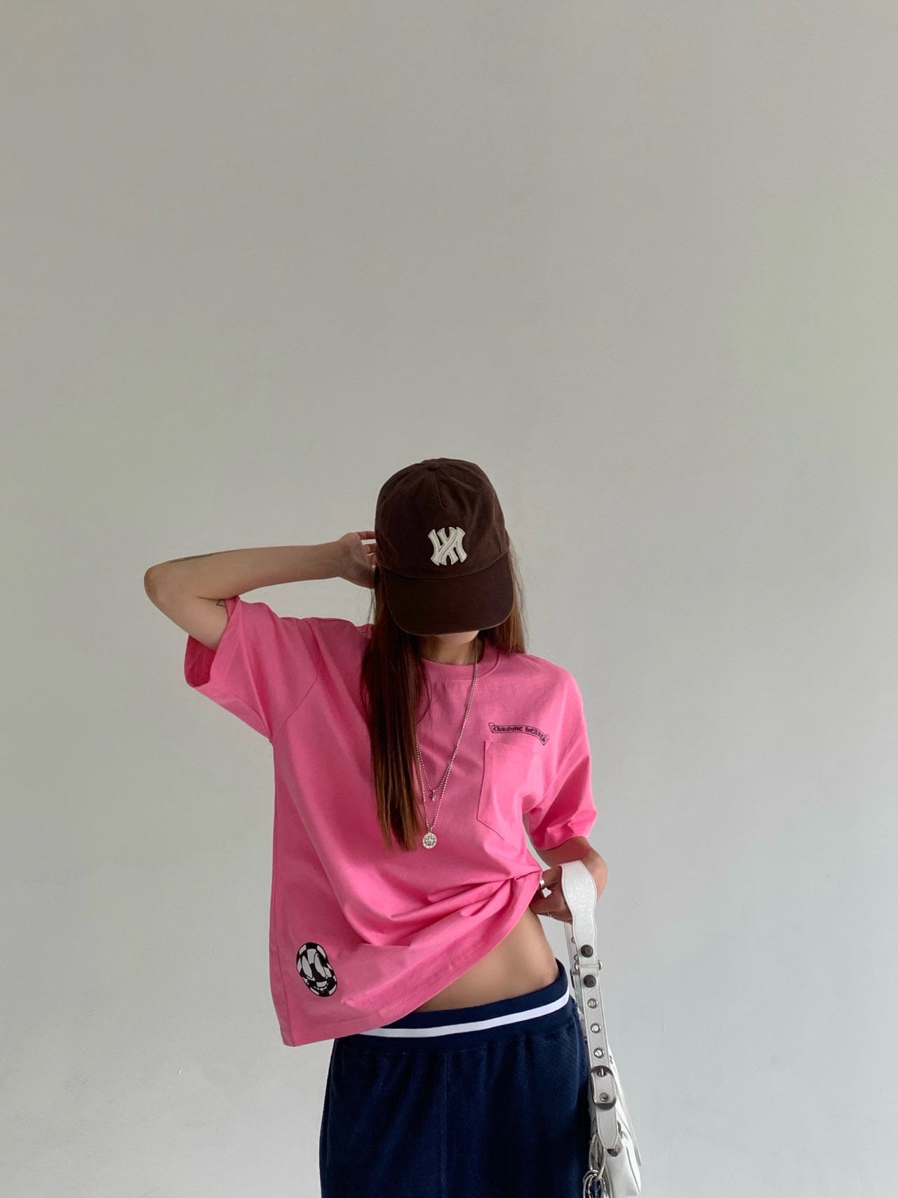 핑크 레터링 포켓 티셔츠