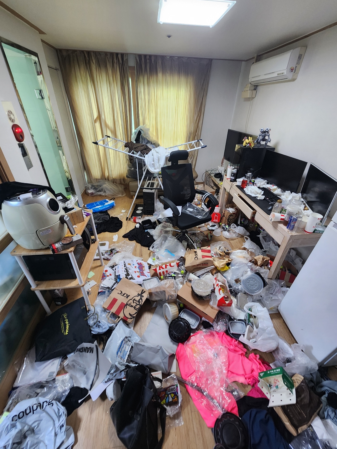 청소 전 방 안 사진