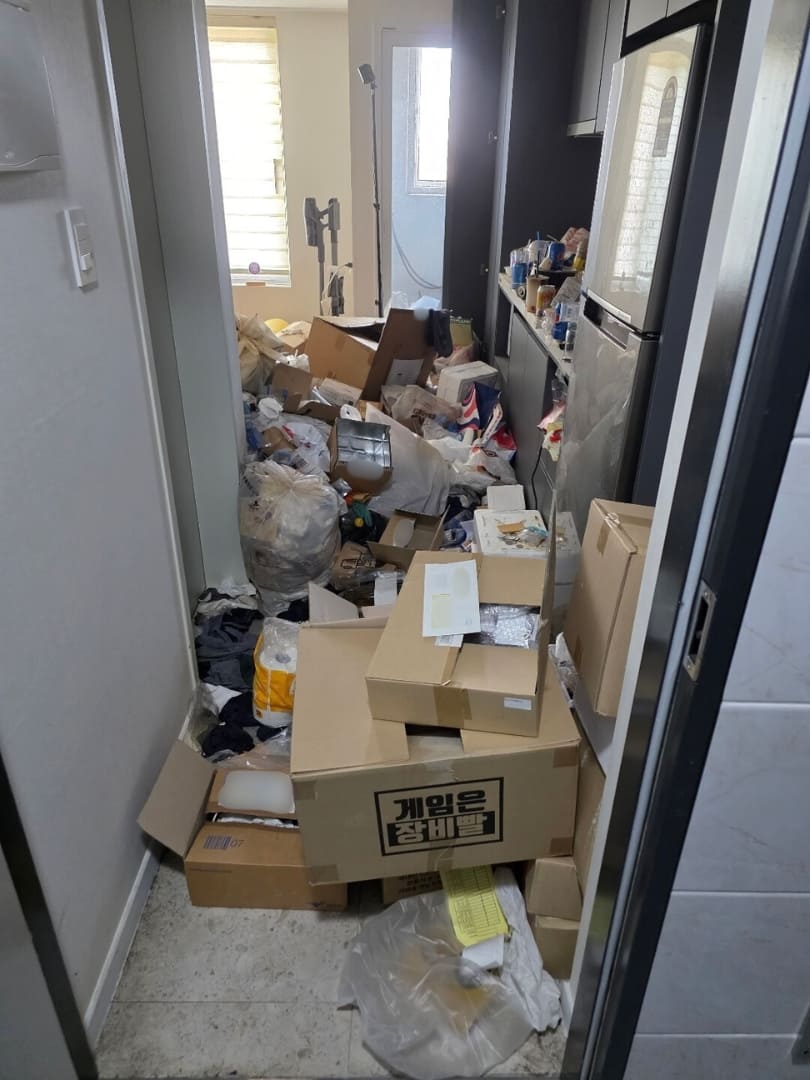 충남 홍성 쓰레기집 현관