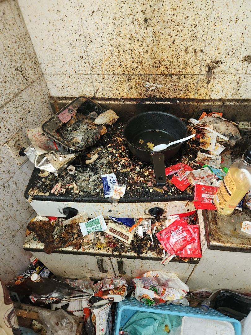 팔복동2가, 쓰레기집 청소 후 눈부신 변신! 전문가의 손길로 새 삶을! 작업전 이미지