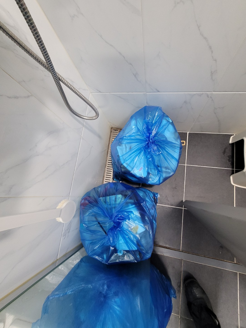 쓰레기집 화장실 샤워부스