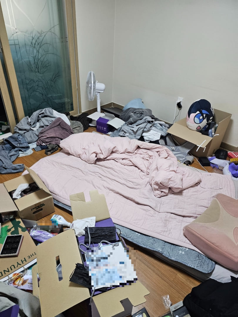 대전 쓰레기집 안방 침대