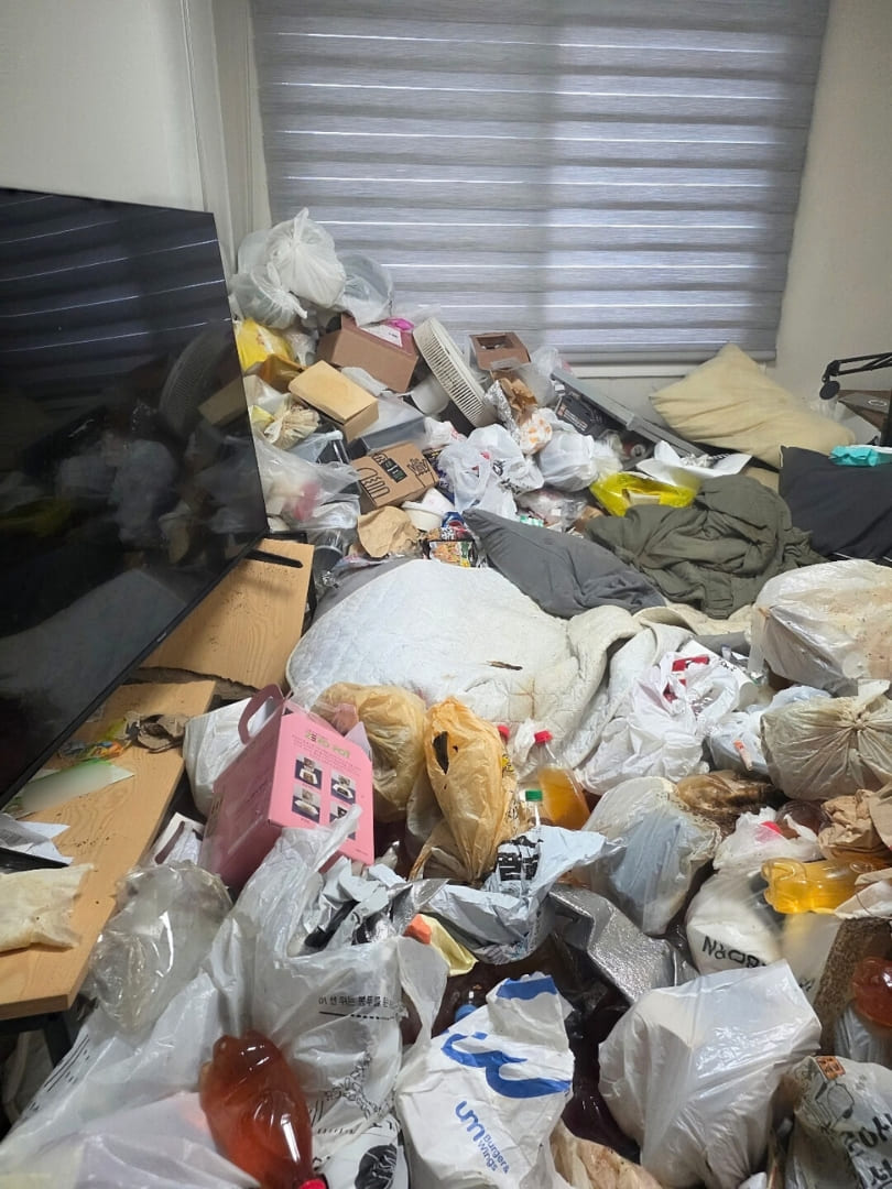 부산 쓰레기집 거실