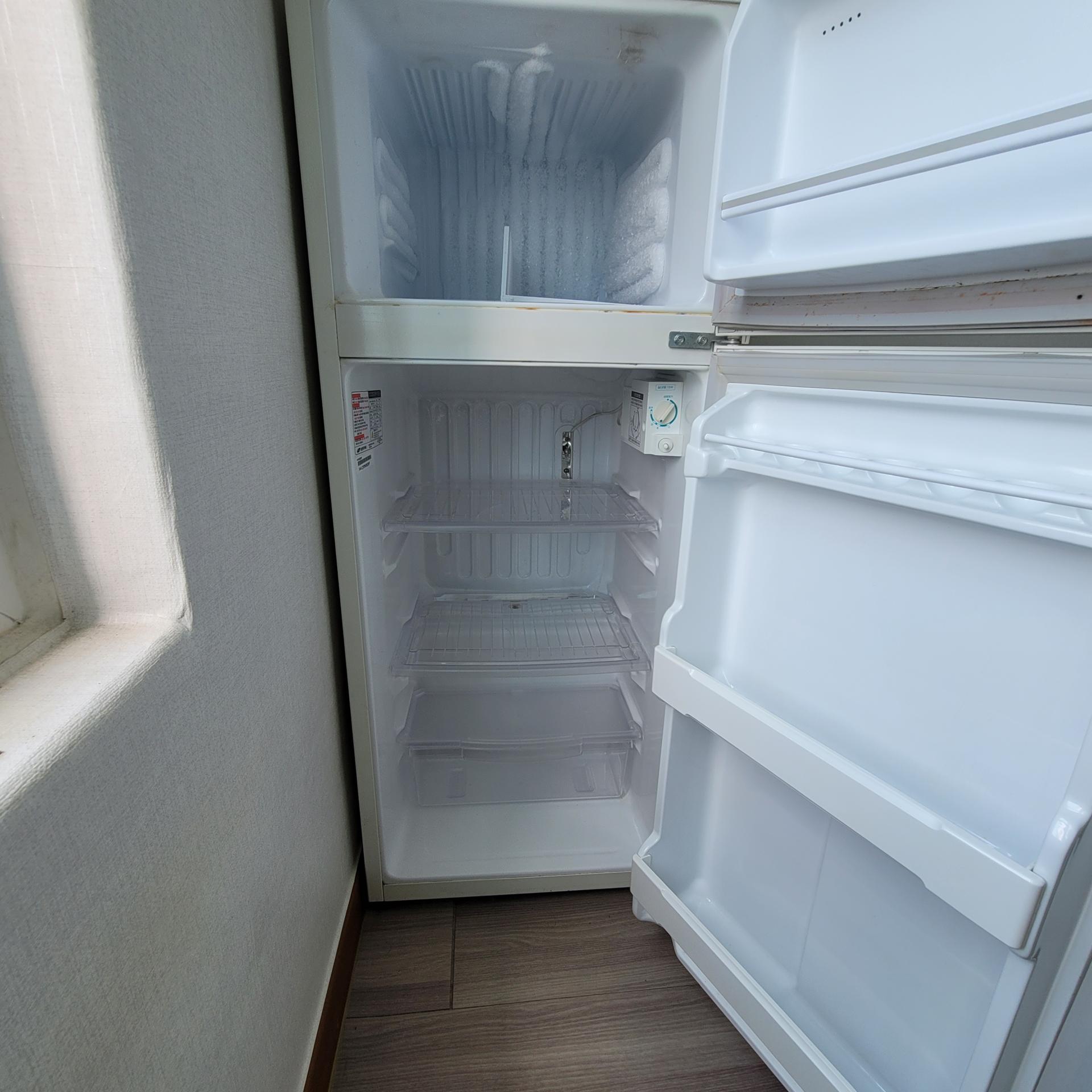 냉장고 및 기타 수납공간까지 모두 비운 뒤 깨끗하게 청소합니다 1 [우아한정리 제공]