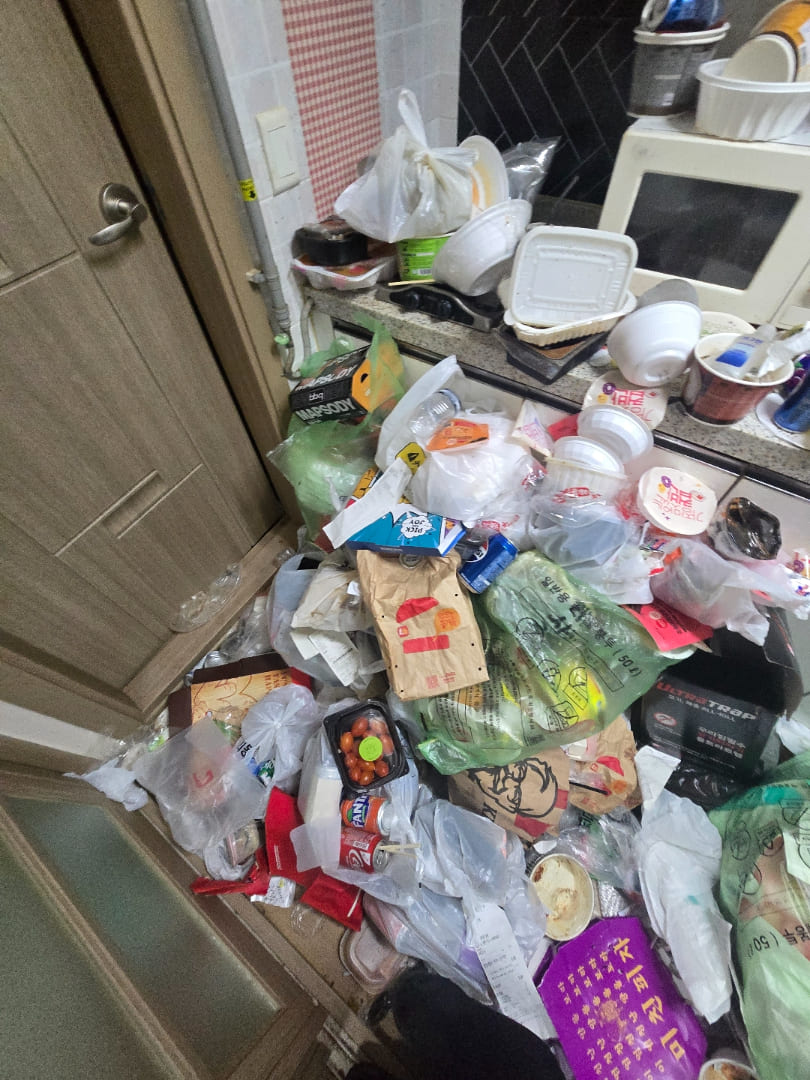 울산 쓰레기집 주방 바닥