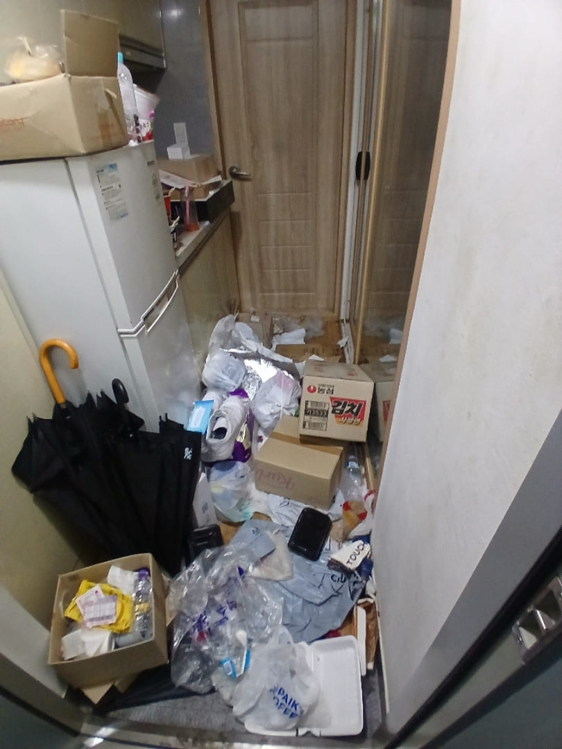 경기 평택 쓰레기집 현관