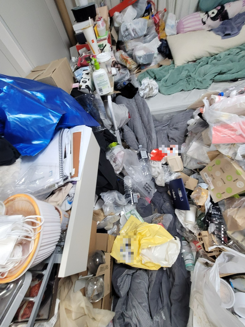 쓰레기집 거실 바닥