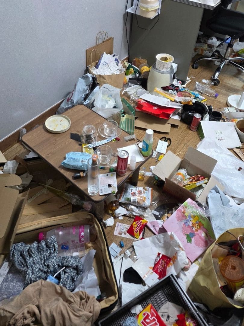 쓰레기집 방 책상 의자 