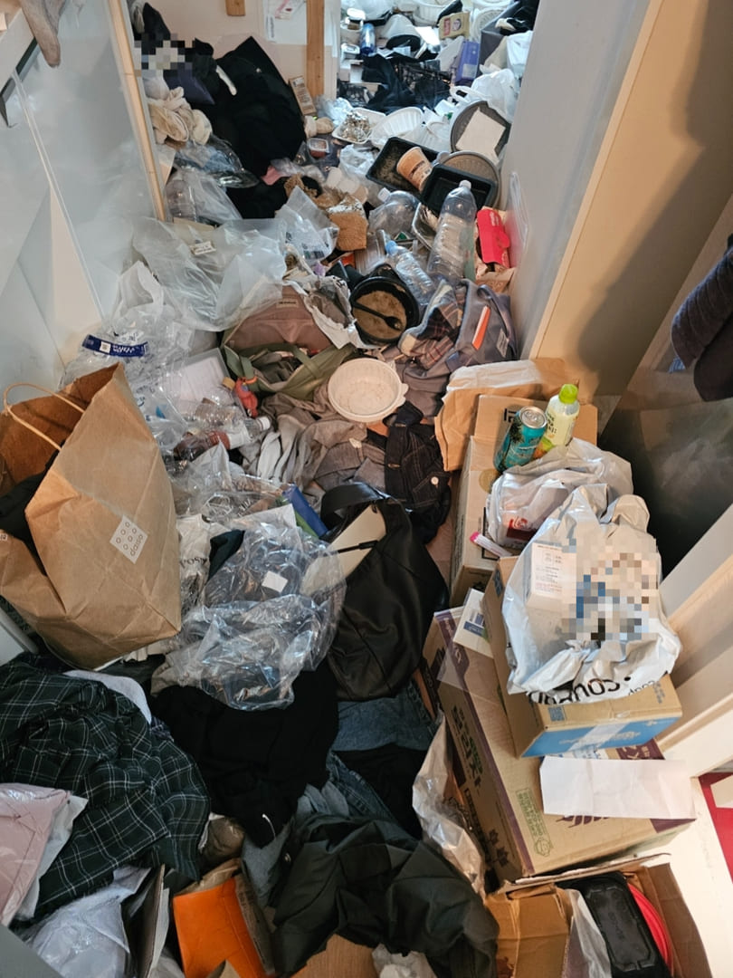 부산 쓰레기집 주방 바닥