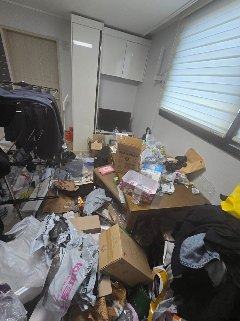 부산 쓰레기집 거실
