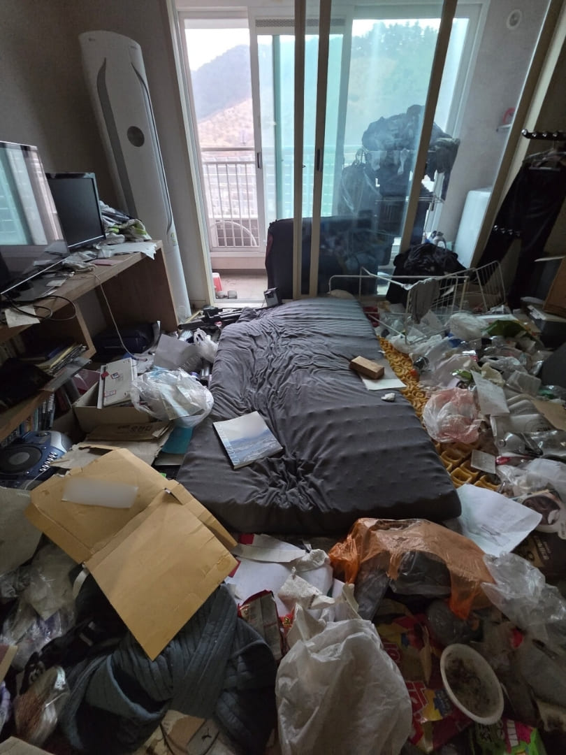 경상남도 김해시 쓰레기집 거실