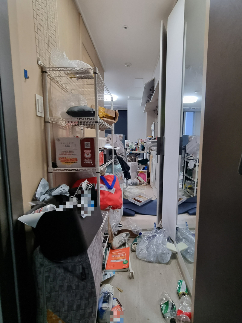 창원 쓰레기집 현관