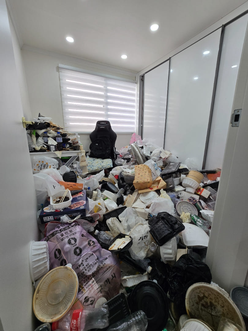 팔복동2가, 쓰레기집 청소 후 눈부신 변신! 전문가의 손길로 새 삶을! 작업전 이미지