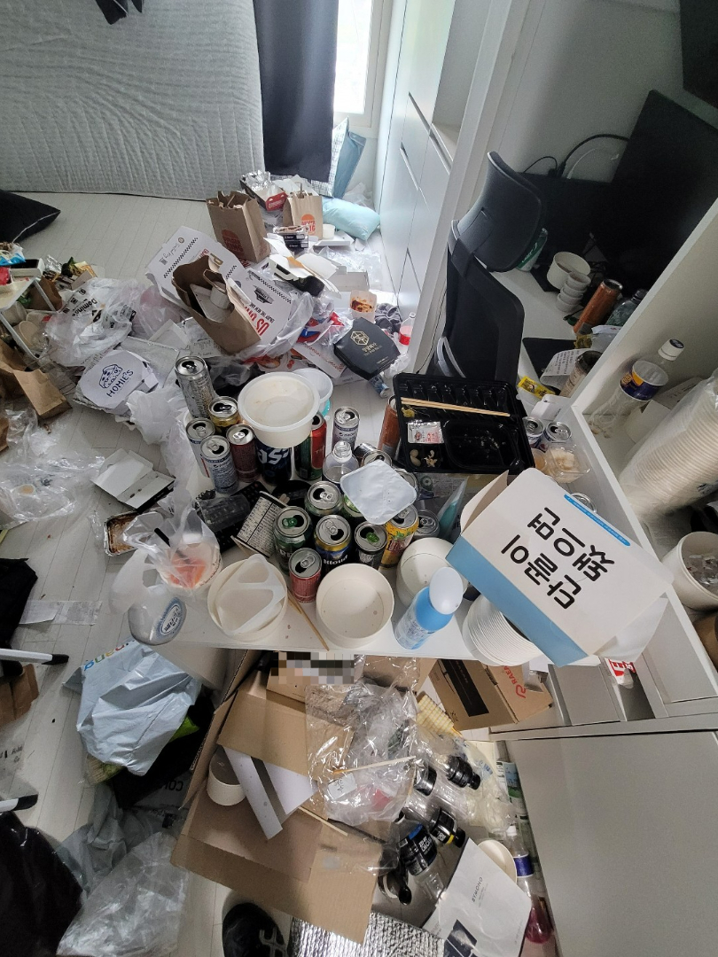 부산 쓰레기집 거실