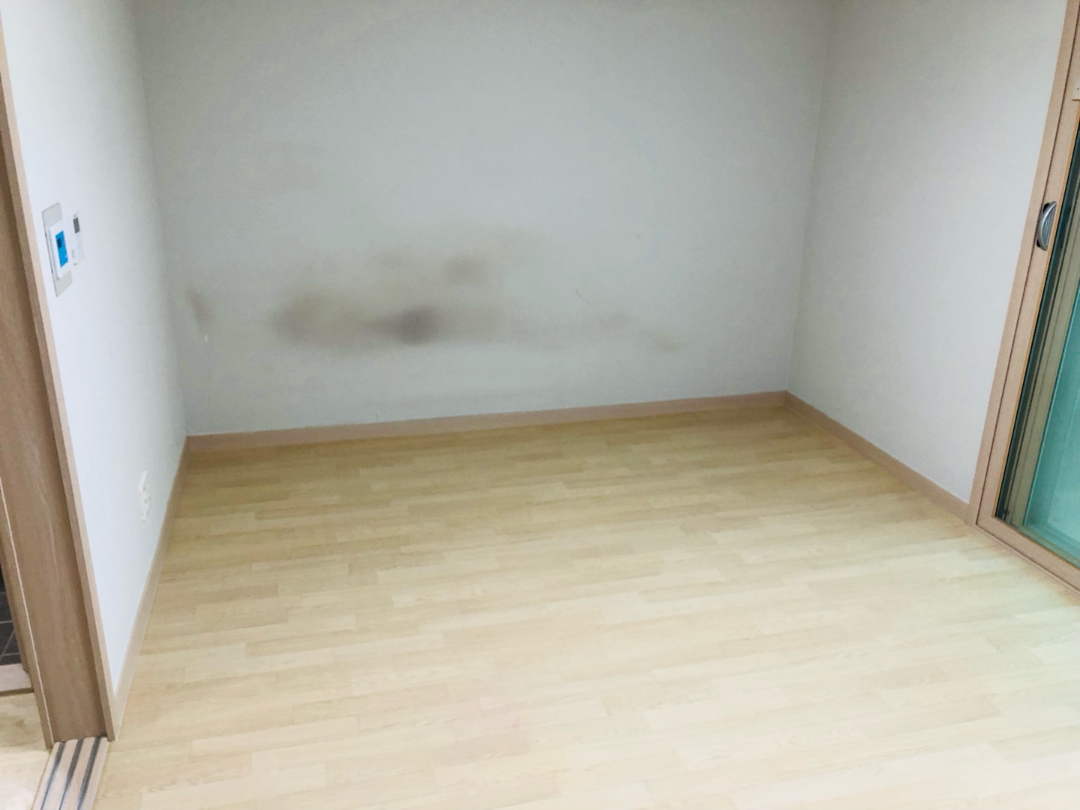 아파트 거실 폐기물 수거 후 이사 청소