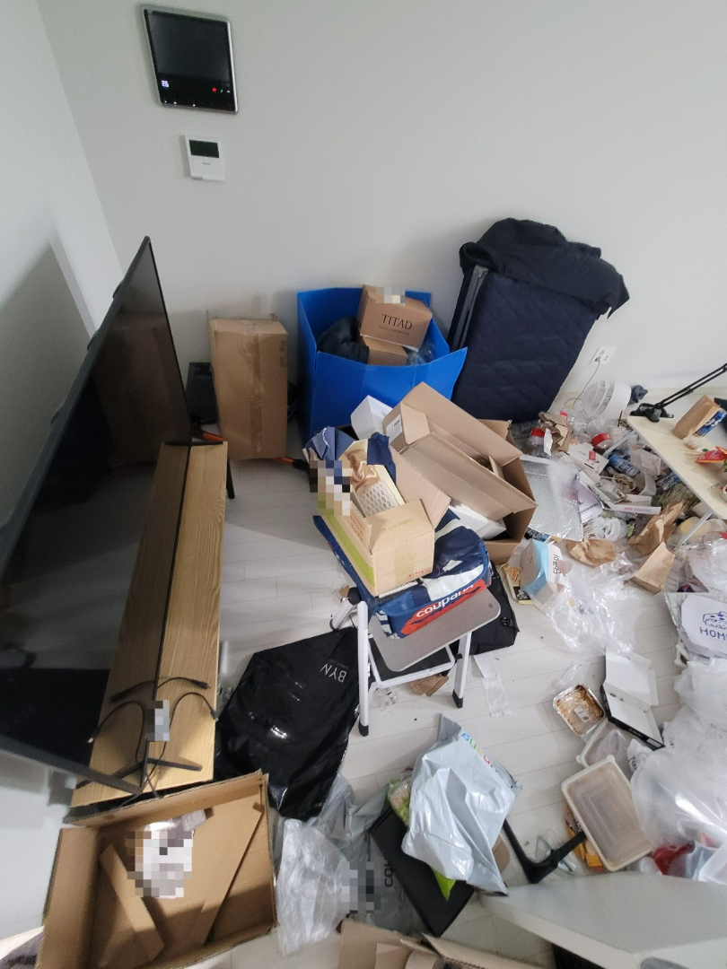 부산 쓰레기집 바닥