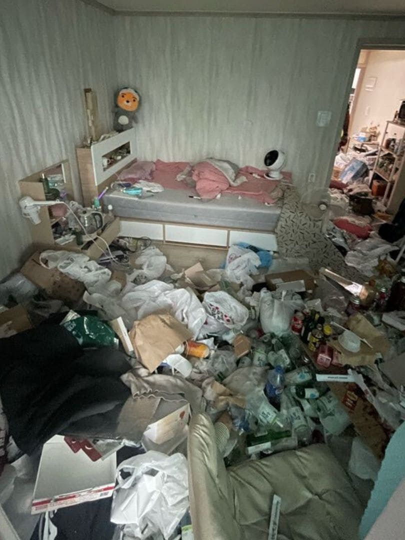 쓰레기집 심리 원인 저장강박증 침실 