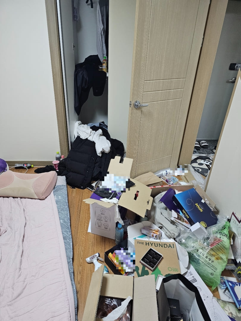 대전 쓰레기집 안방 입구
