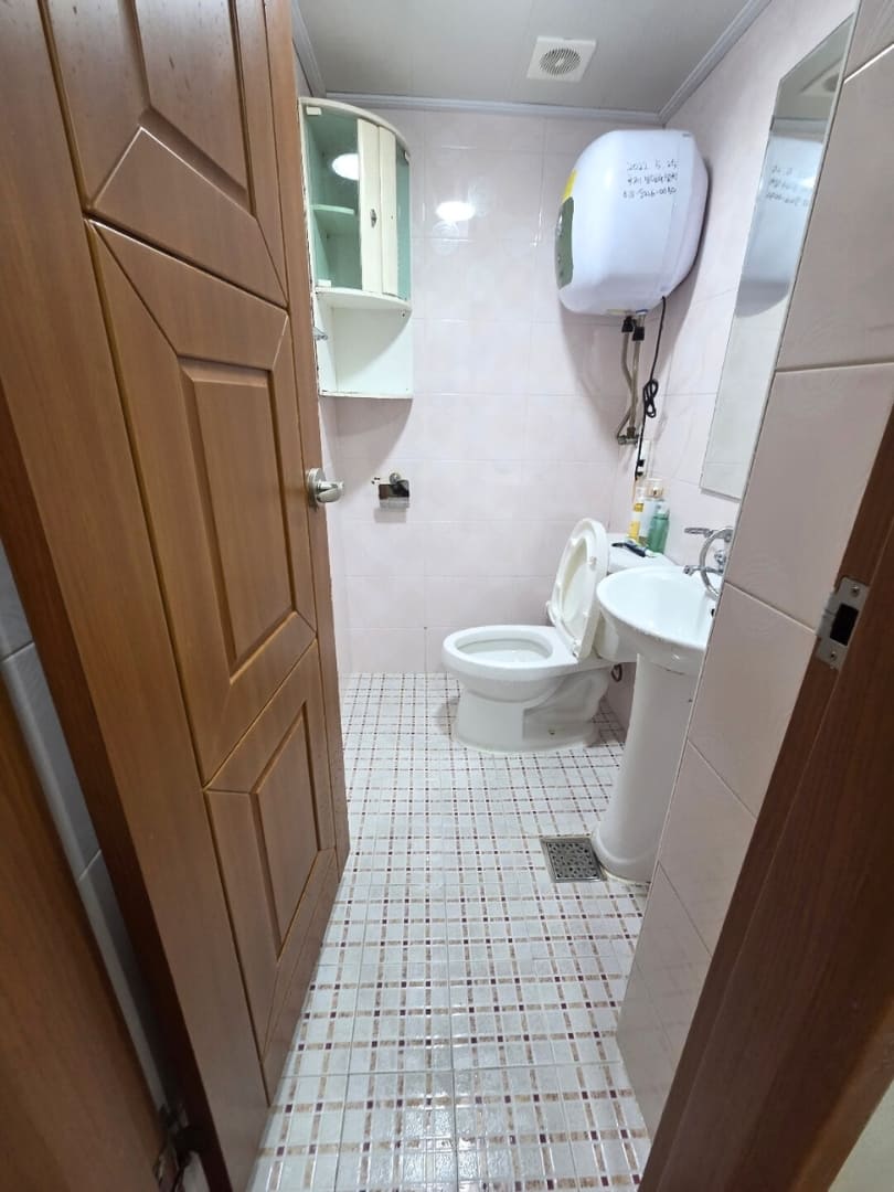 부산 쓰레기집 화장실 입구 청소