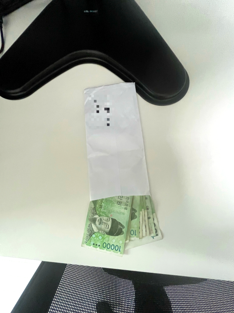 싱크대에는 음식물이 있는 배달 용기가 쌓여 있었고, 바닥에도 버려야 하는 폐기물이 많았습니다. 이렇게 폐기물을 치우지 않은 상태로 오래 방치하면 냄새가 심하게 납니다.  ​  Q. 싱크대를 청소하는 방법은 무엇인가요?  싱크대를 청소하는 방법은 크게 3가지 과정으로 구분할 수 있습니다. 먼저 쓰레기와 섞여 있는 의뢰인의 물건을 구분하면서 폐기물을 처리해야 합니다. 공간을 비운 후에는 세제나 약품을 사용해서 청소하되, 방향은 "위에서 아래로"입니다. 먼지나 오염물질은 중력에 의해 위에서 아래로 떨어지기 때문입니다. 마지막으로는 설거지를 하고 가전제품을 깨끗하게 닦은 후, 주방 용품을 정리합니다.  ​  Q. 폐기물과 섞인 물건을 구분할 수가 있나요?  가능합니다. 폐기물을 마대에 담는 과정에서 의뢰인의 물건이 있는지 일일이 확인하기 때문입니다. 생활용품 이외에도 현금, 카드, 통장, 전자기기 등 귀중품까지 모두 찾아서 전달합니다.