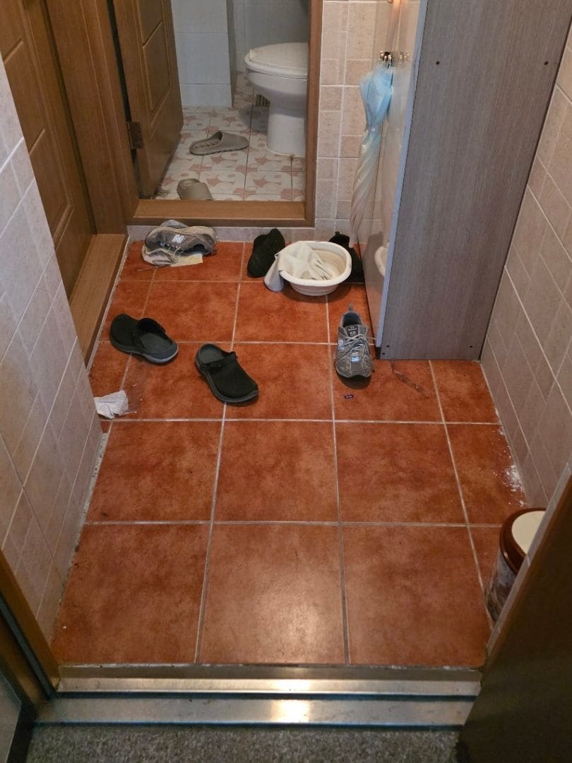 쓰레기집 현관문 