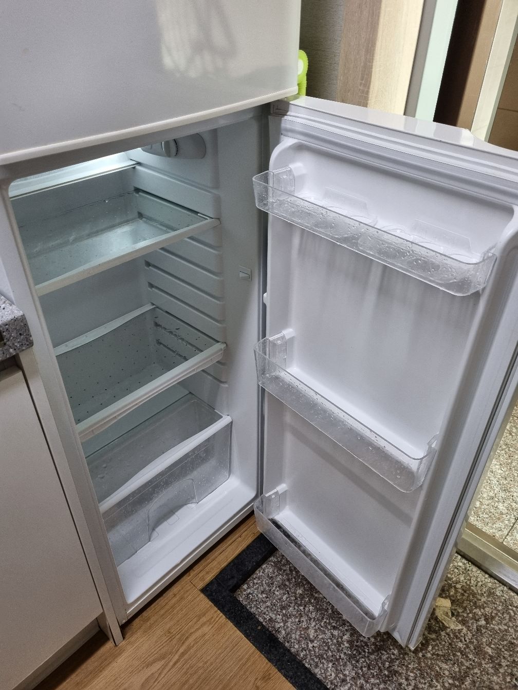 깨끗하게 비워진 냉장고