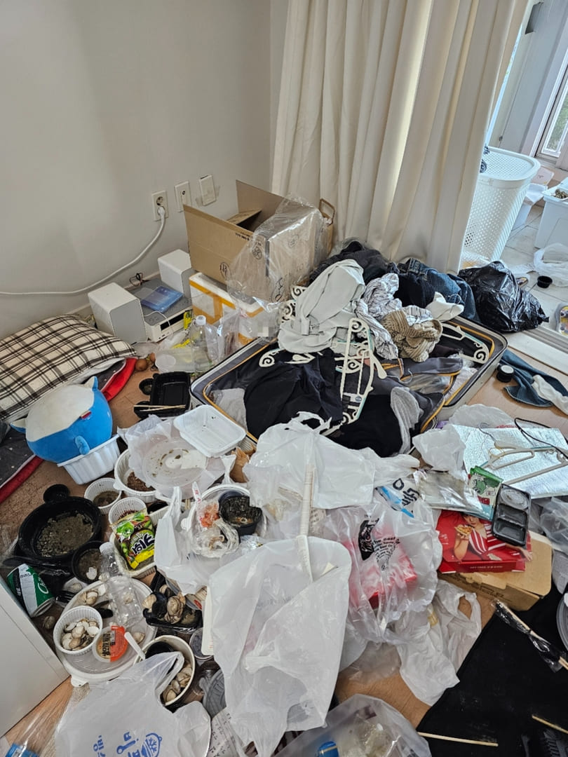 부산 쓰레기집 침대