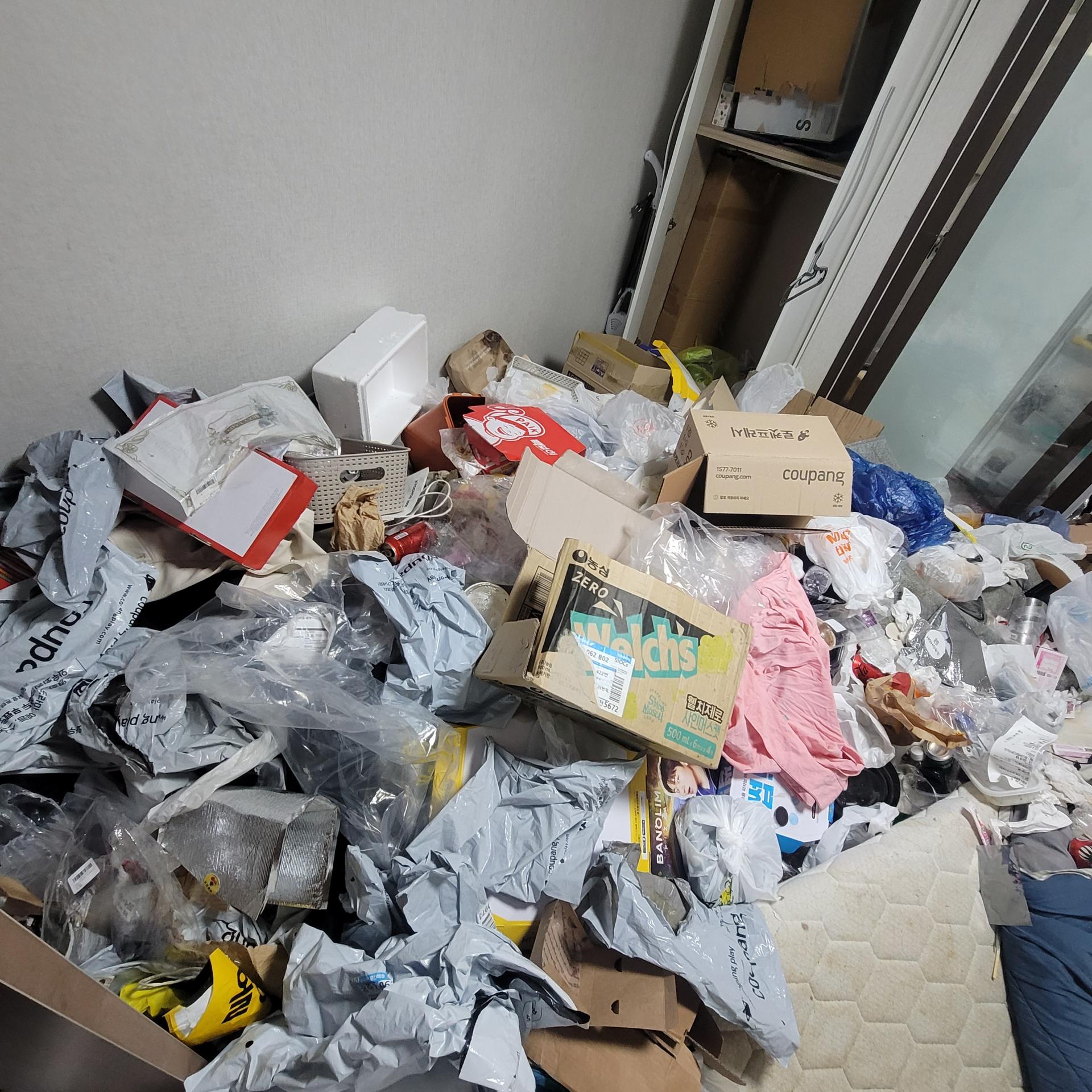 쓰레기집 청소 전 방안 사진 1