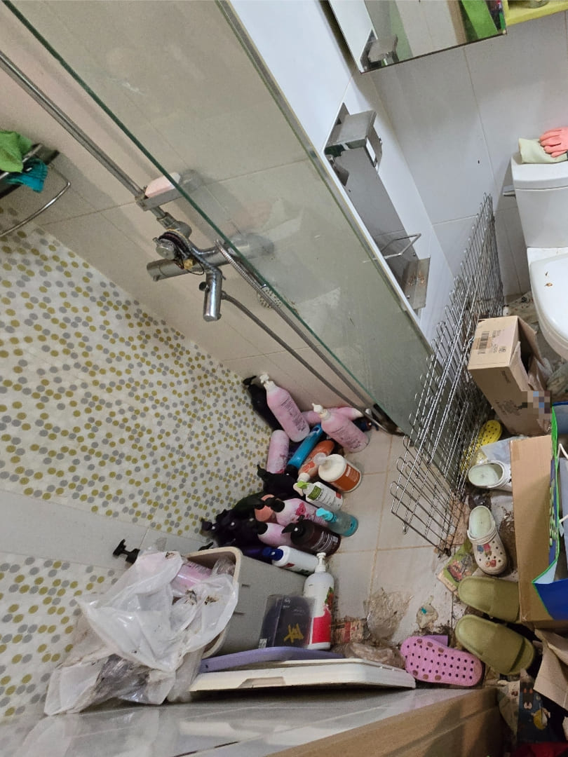 부산 쓰레기집 화장실 바닥