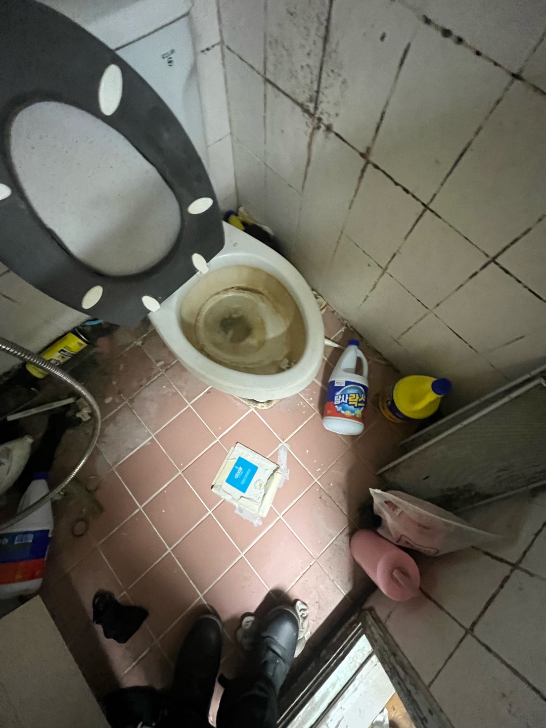 서울 강남 삼성동 쓰레기집 청소 전 화장실 사진 [우아한정리 제공]