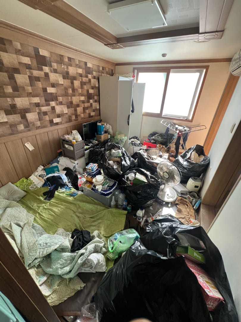 원룸 쓰레기집 거실