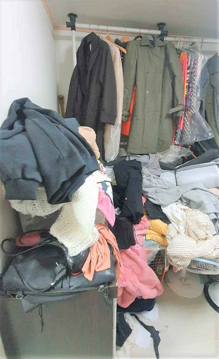 우아한정리 작은 방 내부 폐기물 사진(측면)