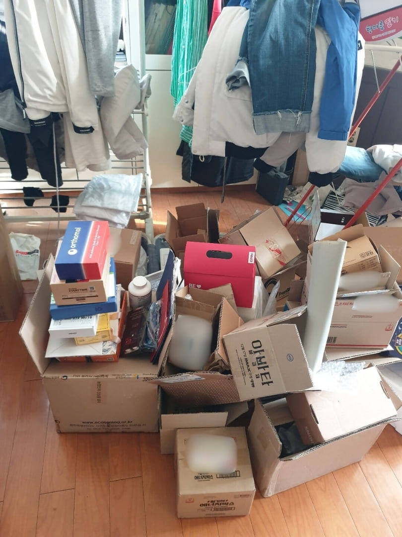 고양 쓰레기집 거실 바닥