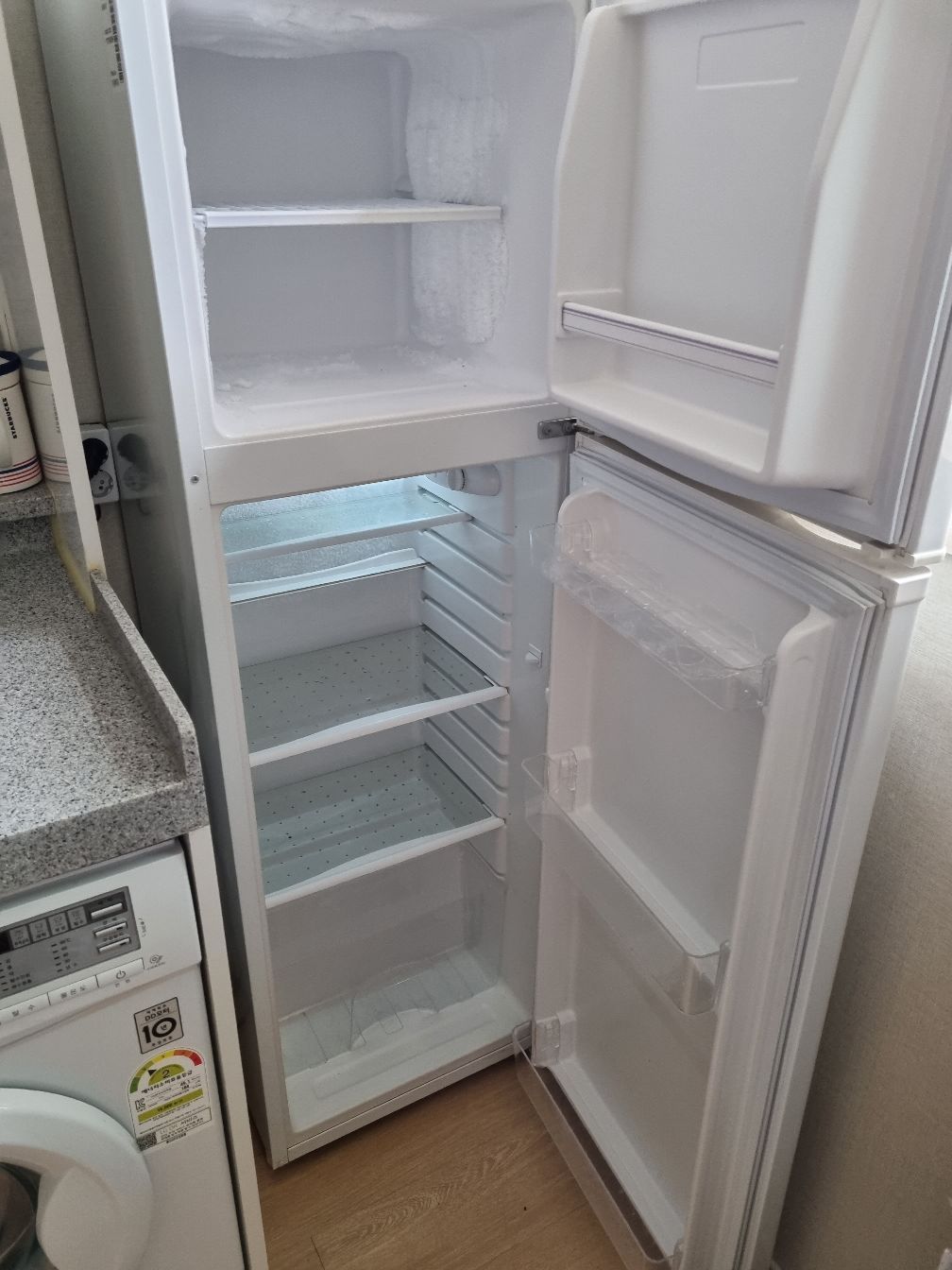 깨끗하게 청소된 냉장고