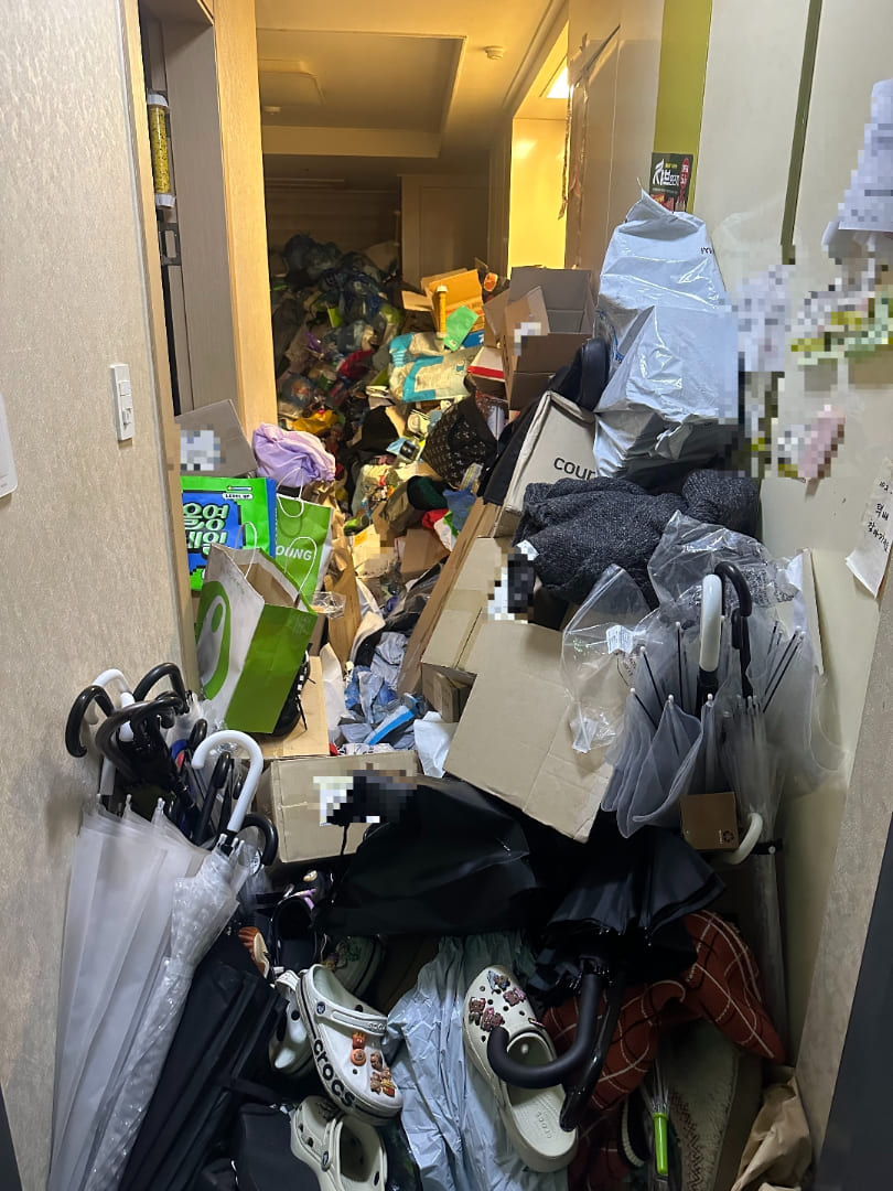 부산 쓰레기집 현관