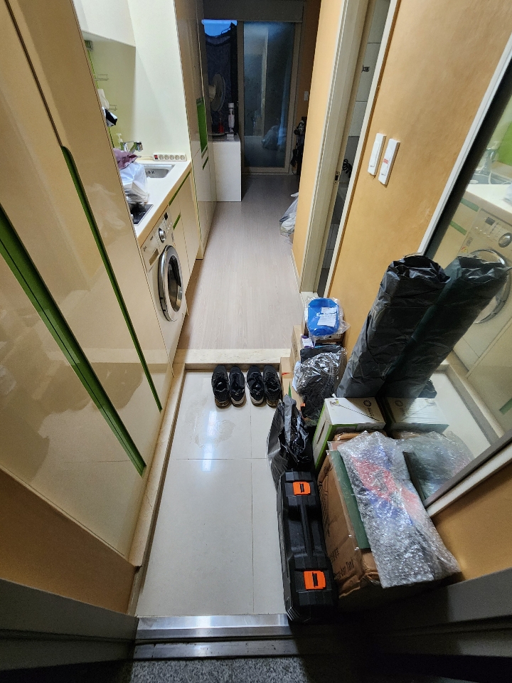 쓰레기집청소 후 현관 사진